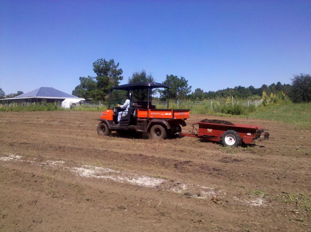 Cadles_cove_manure_spreader_in_action